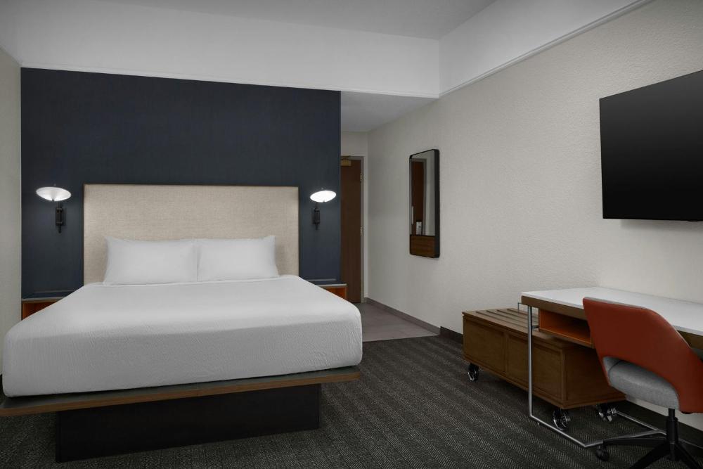King Room - Non-Smoking interior